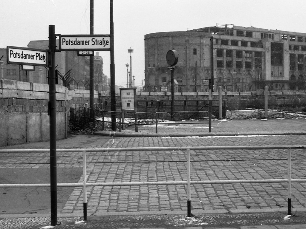 Sperrmauer am Potsdamer Platz mit Betonplatten und Hohlblocksteinen; Aufnahmedatum unbekannt