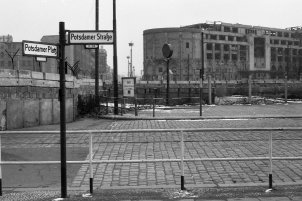 Sperrmauer am Potsdamer Platz mit Betonplatten und Hohlblocksteinen; Aufnahmedatum unbekannt