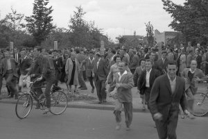 Einige nutzen die Möglichkeit zur Flucht und laufen auf die anderen Straßenseite nach West-Berlin; Aufnahme 13. August 1961