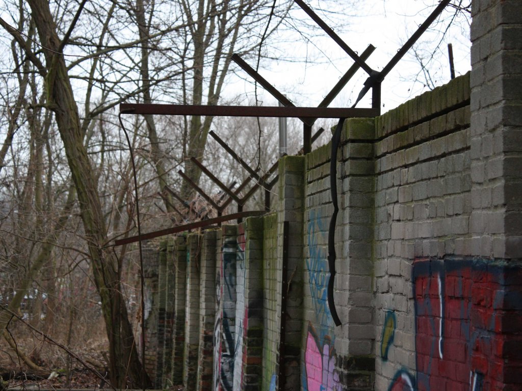 Ziegelmauer mit Y-Abweisern als Teil der frühen Sperranlagen zwischen Pankow und Reinickendorf (Foto 3)