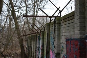 Ziegelmauer mit Y-Abweisern als Teil der frühen Sperranlagen zwischen Pankow und Reinickendorf (Foto 3)