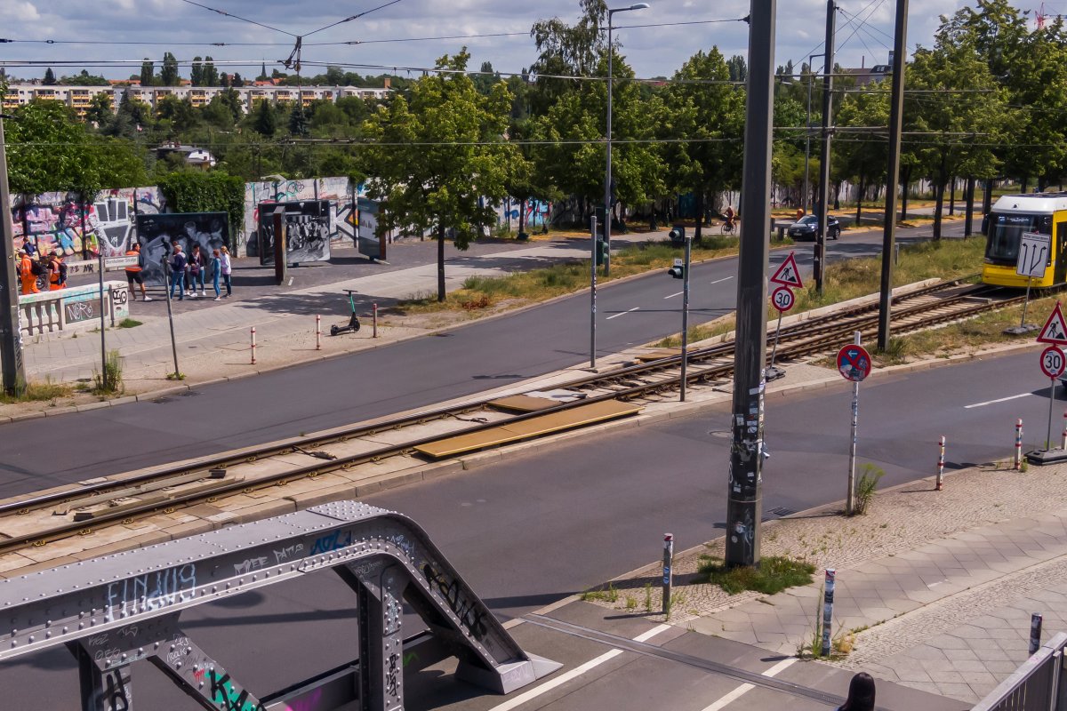 Blick von der Bösebrücke auf den Grenzübergang Bornholmer Straße