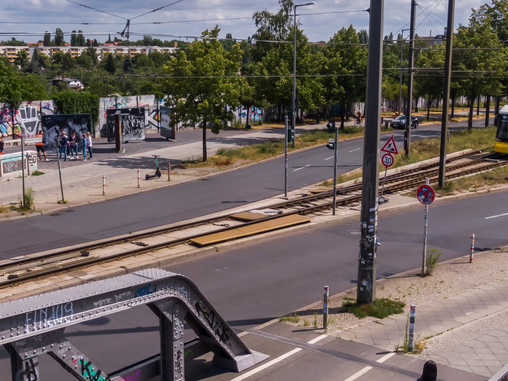 Blick von der Bösebrücke auf den Grenzübergang Bornholmer Straße