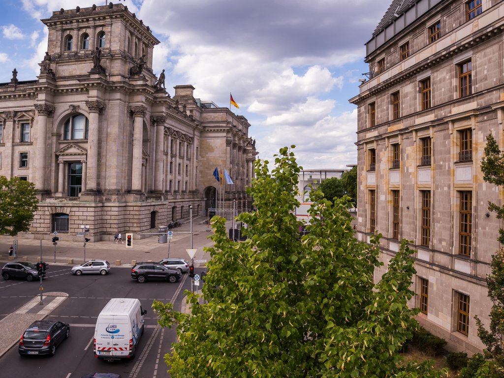 Am Reichstagsgebäude, Ostseite, Blick von Süden