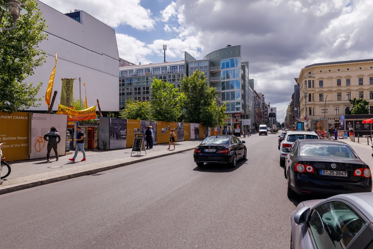 Grenzübergang Friedrich-/Zimmerstraße („Checkpoint Charlie“), Blickrichtung von ehem. Ost- nach West-Berlin