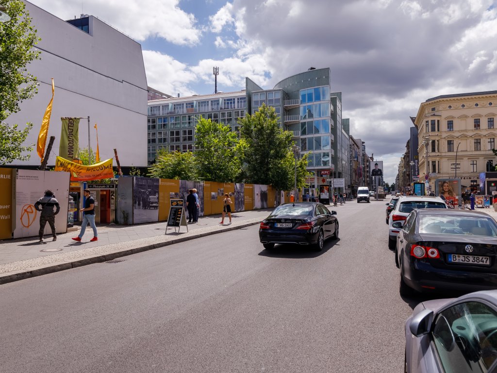 Grenzübergang Friedrich-/Zimmerstraße („Checkpoint Charlie“), Blickrichtung von ehem. Ost- nach West-Berlin