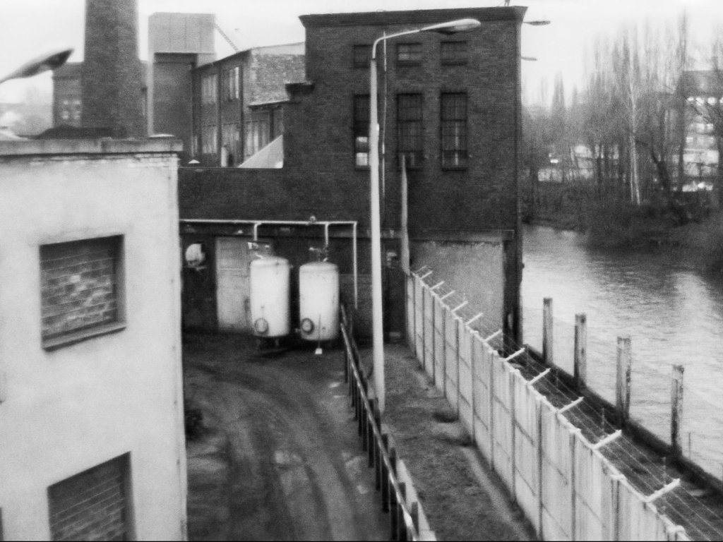 Sperranlagen in Treptow am Flutgraben und an der Spree (früher Betriebshof der Ost-Berliner Verkehrsbetriebe, heute Arena Badeschiff), Aufnahme 1980er Jahre Sperranlagen in Treptow am Flutgraben und an der Spree (früher Betriebshof der Ost-Berliner Verkehrsbetriebe, heute Arena Badeschiff)