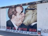 Gemälde des Bruderkusses zwischen Breschnew und Honecker auf der East Side Gallery. Im unteren Bereich steht auf russisch und auf deutsch: Mein Gott, hilf mir, diese tödliche Liebe zu überleben. Links steht: Artist Dimitry Vrubel, Assist by Viktoria Timofeeva.