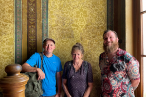 Patrick Weever, Monika Scheffe und Felix Lodermeier (v.l.) im Treppenhaus ihres ehemaligen Wohnhauses an der Friedrichstraße 206
