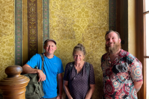 Patrick Weever, Mokika Scheffe and Felix Lodermeier in the stairwell of Scheffe’s former apartment building at Friedrichstraße 206.