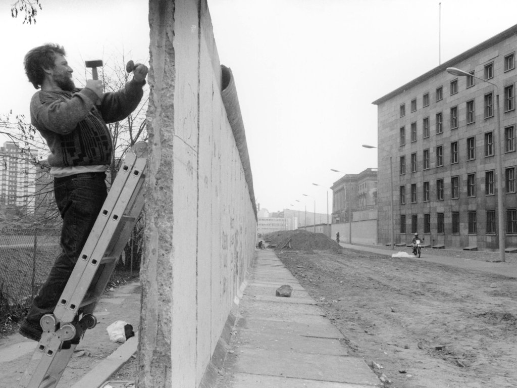 „Mauerspecht“ bei der Arbeit in der Niederkirchnerstraße, März 1990