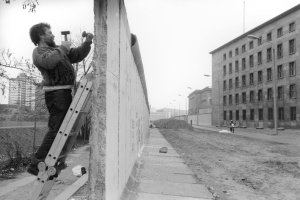 &bdquo;Mauerspecht&ldquo; bei der Arbeit in der Niederkirchnerstra&szlig;e, M&auml;rz 1990