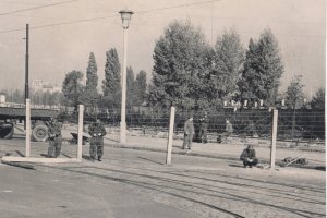 Im Grenzstreifen errichten Grenzsoldaten Stacheldrahtz&auml;une. Auf der Fahrbahn sind noch die Sta&szlig;enbahngleise zu erkennen, im Hintergrund ein Zaun der an das Geb&auml;ude des ehemaligen Preu&szlig;ischen Landwirtschaftsministeriums an der Stresemannstra&szlig;e grenzt.