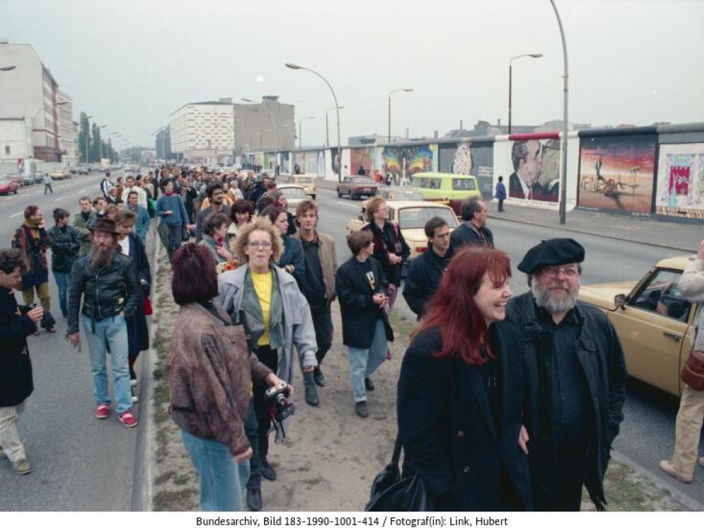 Besucher an der East Side Gallery, wenige Tage nach ihrer Eröffnung. Ursprünglich war der Verkauf und Versand der Bilder geplant, 1. Oktober 1990