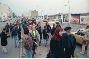 Besucher an der East Side Gallery, wenige Tage nach ihrer Er&ouml;ffnung. Urspr&uuml;nglich war der Verkauf und Versand der Bilder geplant, 1. Oktober 1990
