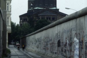 St. Thomas-Kirche am Bethaniendamm im Oktober 1984. Der Pfarrer freundete sich mit Osman Kalin an und wurde zu einem wichtigen Unterstützer