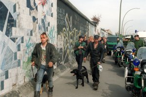 Bewohner der „East Side“ werden nach der Räumung unter Polizeiaufsicht zur medizinischen Untersuchung geführt