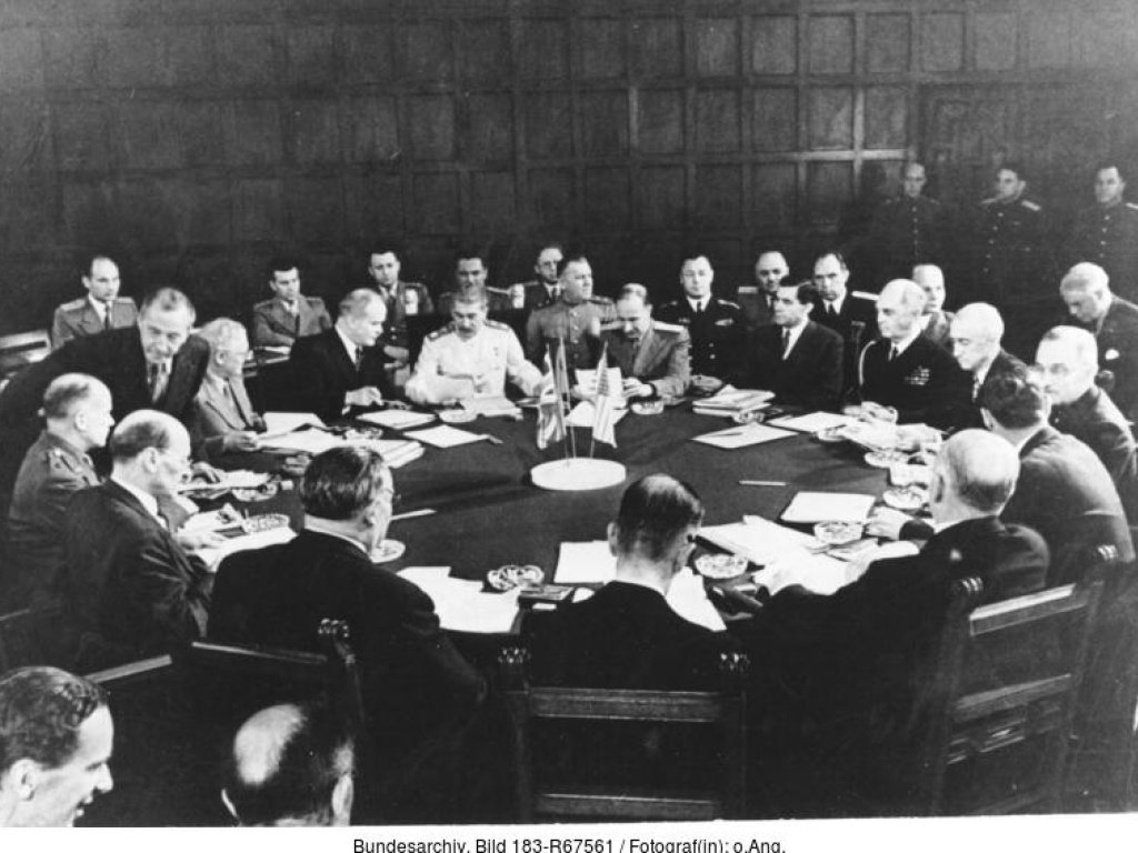 Potsdamer Konferenz der führenden Staatsmänner der drei alliierten Mächte (Großbritannien, UdSSR und USA) vom 17. Juli bis 2. August 1945 in Schloss Cecilienhof (Mitte hinten Stalin, rechts Truman, links Attlee)