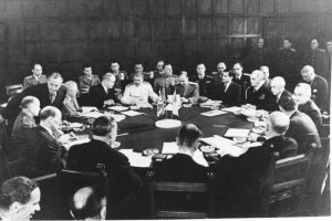 Potsdamer Konferenz der f&uuml;hrenden Staatsm&auml;nner der drei alliierten M&auml;chte (Gro&szlig;britannien, UdSSR und USA) vom 17. Juli bis 2. August 1945 in Schloss Cecilienhof (Mitte hinten Stalin, rechts Truman, links Attlee)