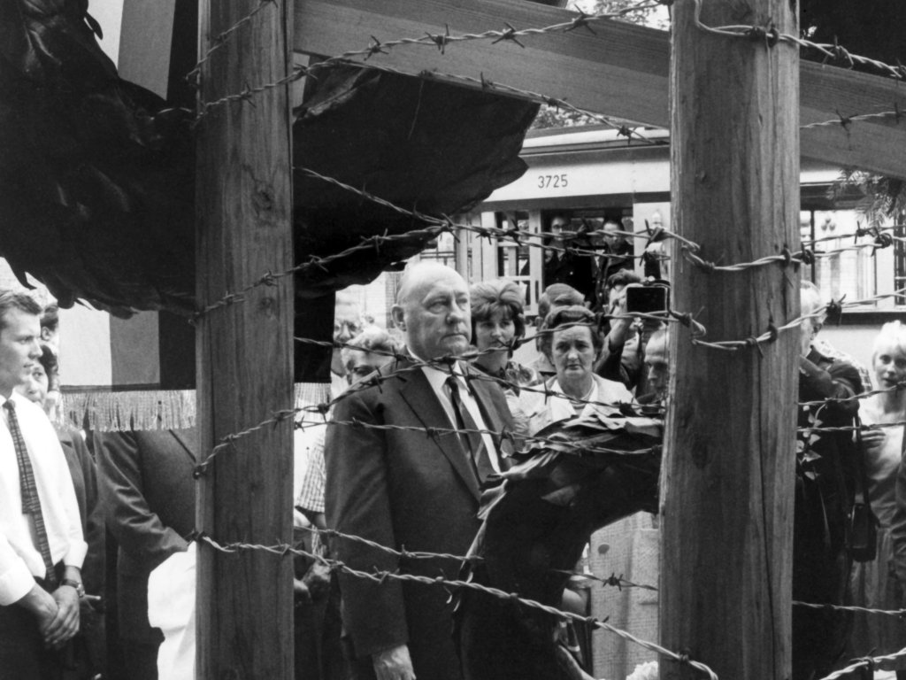 1962: Am ersten Jahrestag des Mauerbaus legt der Minister für Gesamtdeutsche Fragen, Ernst Lemmer, am Gedenkkreuz für die erste Mauertote, Ida Siekmann, in der Bernauer Straße einen Kranz nieder. Siekmann hatte versucht zu fliehen, indem sie aus dem Fenster ihrer Wohnung im dritten Stock eines Grenzhauses sprang.