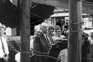 1962: Am ersten Jahrestag des Mauerbaus legt der Minister f&uuml;r Gesamtdeutsche Fragen, Ernst Lemmer, am Gedenkkreuz f&uuml;r die erste Mauertote, Ida Siekmann, in der Bernauer Stra&szlig;e einen Kranz nieder. Siekmann hatte versucht zu fliehen, indem sie aus dem Fenster ihrer Wohnung im dritten Stock eines Grenzhauses sprang.