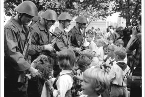 1966: Junge Pioniere &uuml;berreichen den Grenzbrigaden am 13. August 1966 Blumen. Die DDR-Jugendorganisationen sind jeweils stark involviert in die staatlich organisierten Feierlichkeiten. Die dankbare, zusammenstehende Gemeinschaft ist in der DDR-Berichterstattung ein wiederkehrendes Motiv.