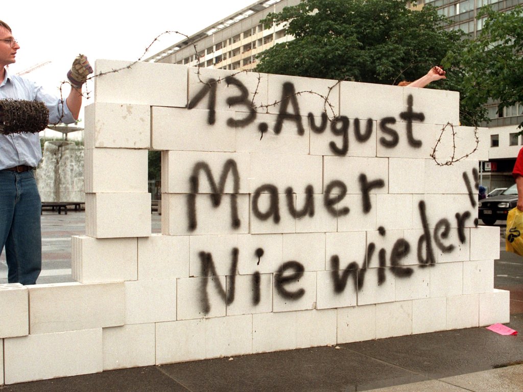 Zum 35. Jahrestag des Mauerbaus errichtet die Junge Union im Zentrum von Dresden ein symbolisches Mauerstück.