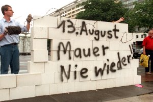 Zum 35. Jahrestag des Mauerbaus errichtet die Junge Union im Zentrum von Dresden ein symbolisches Mauerst&uuml;ck.