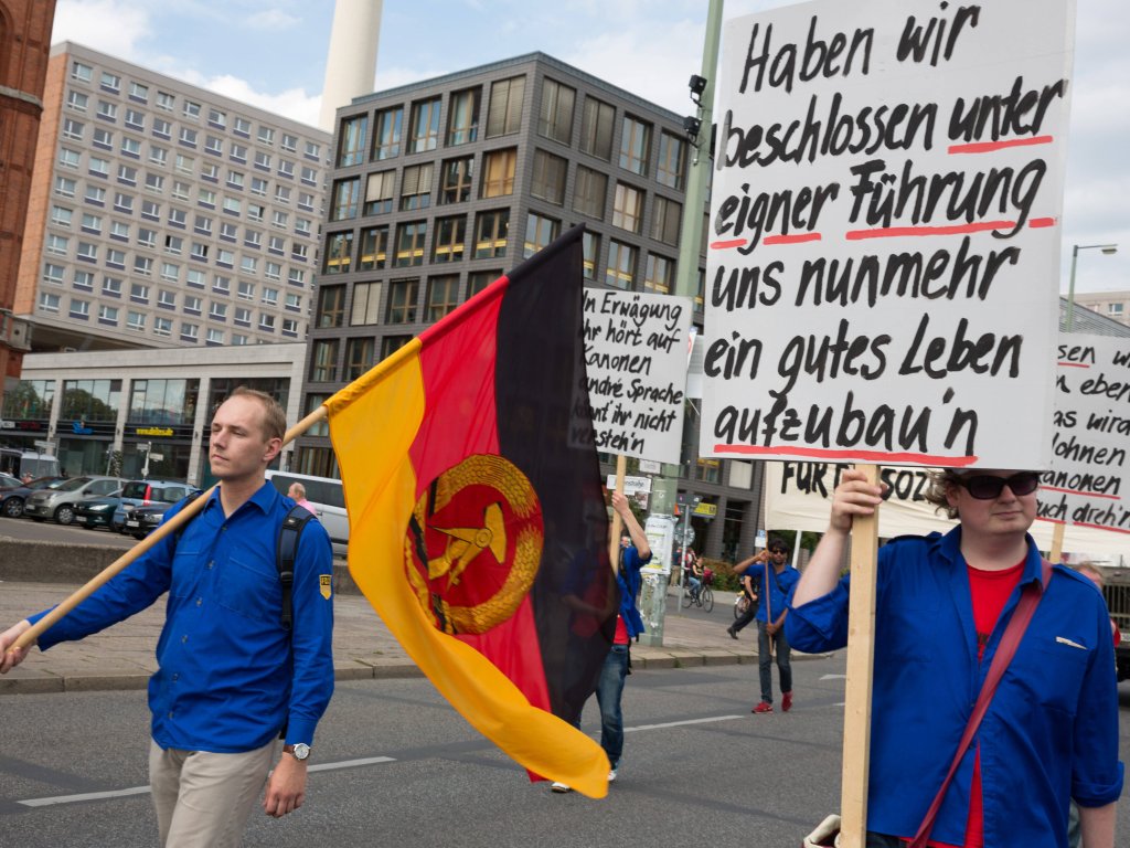 2016: Freie Deutsche Jugend am 55. Jahrestag des Mauerbaus. Während die West-FDJ seit 1951 verboten ist, betrifft das Verbot nicht die Nachfolgeorganisation der DDR-FDJ. Allerdings sind ihre Symbole dieselben, weswegen es immer wieder zu Festnahmen und Anzeigen kommt.