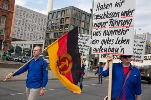 2016: Freie Deutsche Jugend am 55. Jahrestag des Mauerbaus. W&auml;hrend die West-FDJ seit 1951 verboten ist, betrifft das Verbot nicht die Nachfolgeorganisation der DDR-FDJ. Allerdings sind ihre Symbole dieselben, weswegen es immer wieder zu Festnahmen und Anzeigen kommt.