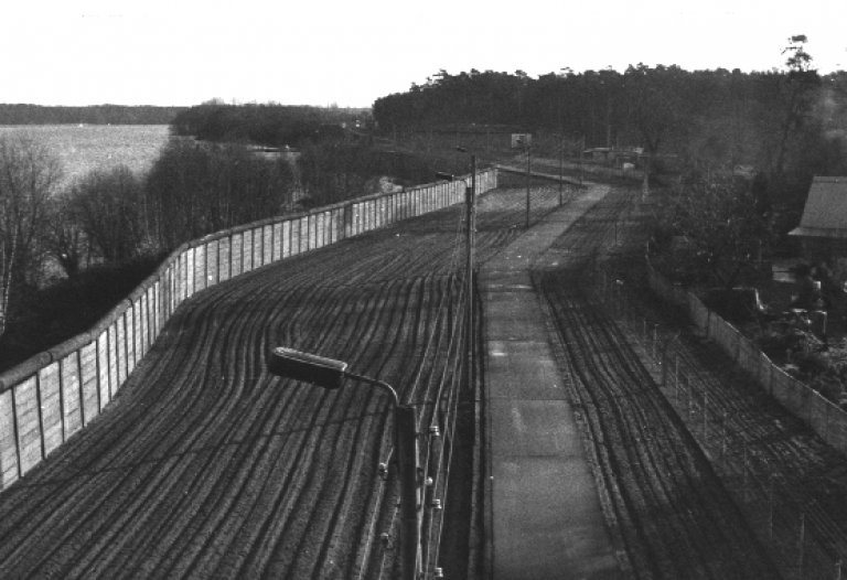 Die Berliner Mauer: Führungsstelle der DDR-Grenztruppen am Todesstreifen bei Nieder Neuendorf, Aufnahme 1980er Jahre