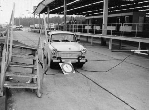 Eine Seilsperre durchbrochen, am zweiten Stahlseil jedoch gescheitert: Fluchtversuch eines 33-Jährigen mit einem PKW Marke „Trabant“ am Grenzübergang Drewitz nach Berlin-Zehlendorf, 8. August 1989