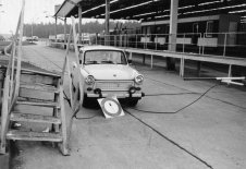 Eine Seilsperre durchbrochen, am zweiten Stahlseil jedoch gescheitert: Fluchtversuch eines 33-Jährigen mit einem PKW Marke „Trabant“ am Grenzübergang Drewitz nach Berlin-Zehlendorf, 8. August 1989