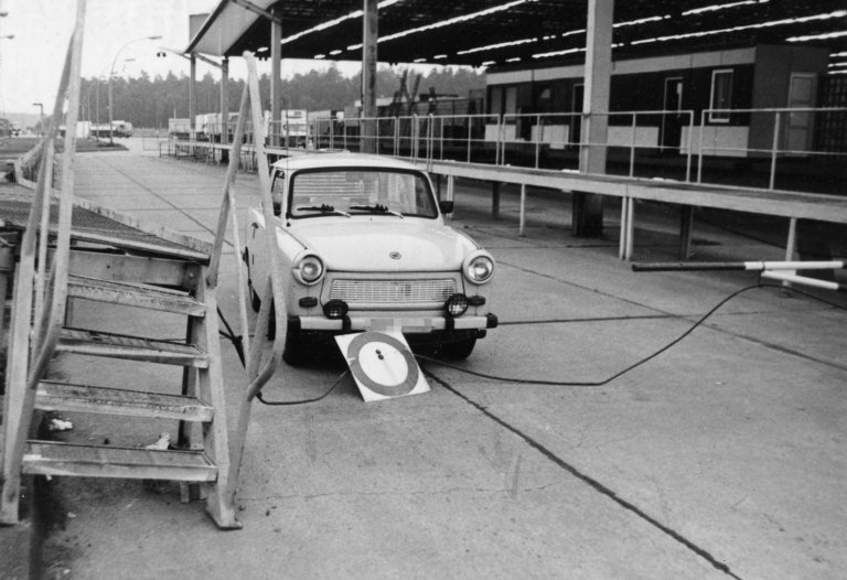 Eine Seilsperre durchbrochen, am zweiten Stahlseil jedoch gescheitert: Fluchtversuch eines 33-Jährigen mit einem PKW Marke „Trabant“ am Grenzübergang Drewitz nach Berlin-Zehlendorf, 8. August 1989