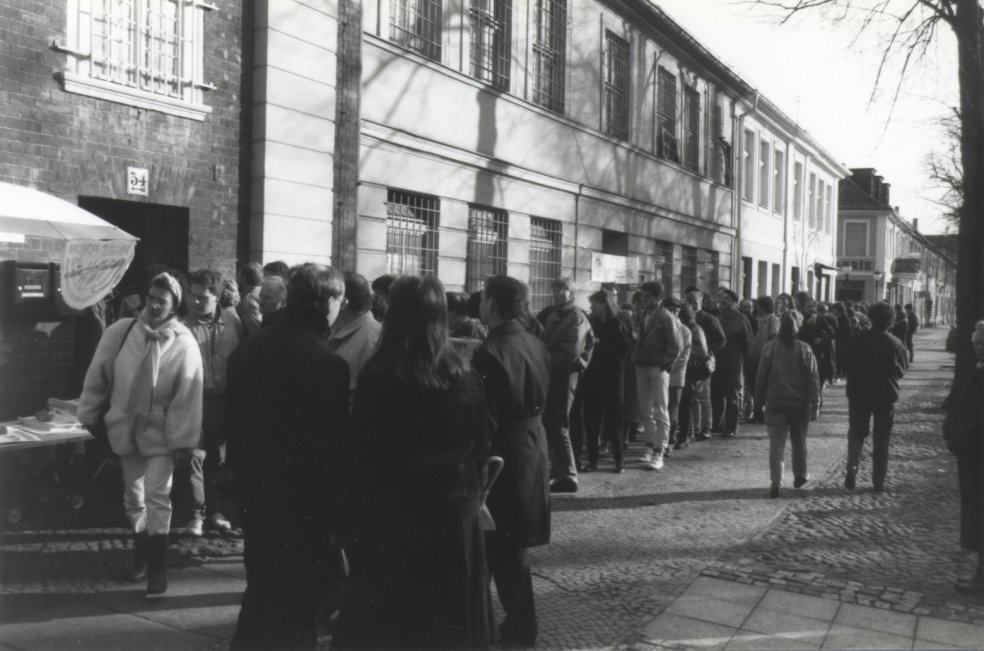 Vor der MfS-Untersuchungshaftanstalt in Potsdam: Warten auf die Besichtigung, Februar 1990