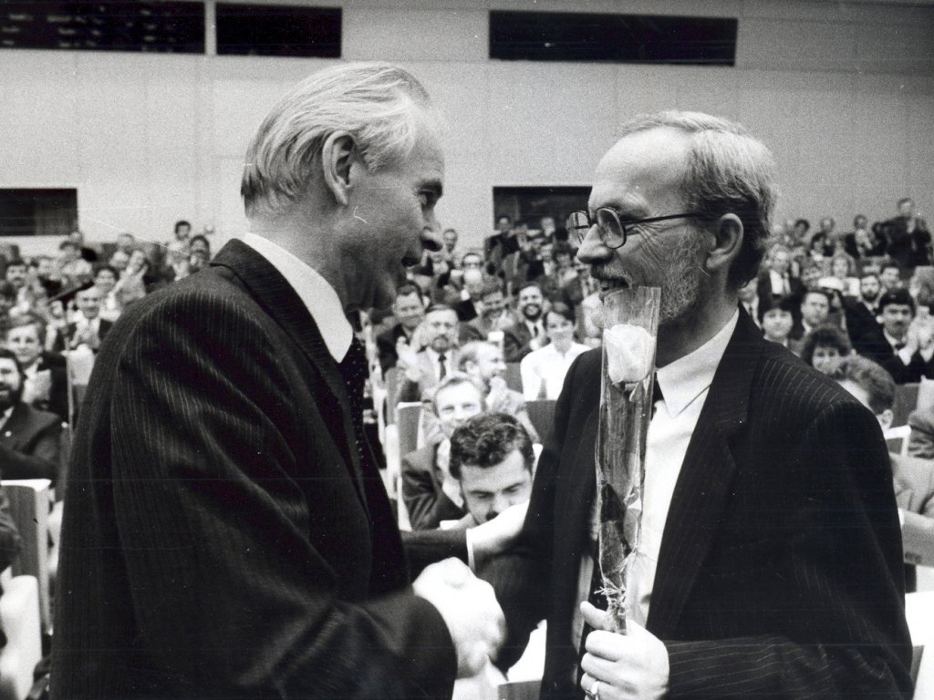 Lothar de Maizière nimmt die Glückwünsche seines Amtsvorgängers Hans Modrow zur Wahl als Vorsitzender des DDR-Ministerrates entgegen, 12. April 1990. Lothar de Maizière nimmt die Glückwünsche seines Amtsvorgängers Hans Modrow zur Wahl als Vorsitzender des DDR-Ministerrates entgegen, 12. April 1990.