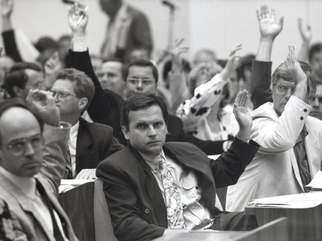 Mitglieder der CDU/DA-Fraktion stimmen in der Volkskammer über den Antrag auf Beitritt zur Bundesrepublik ab, 8. August 1990.