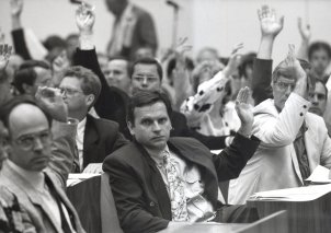 Mitglieder der CDU/DA-Fraktion stimmen in der Volkskammer über den Antrag auf Beitritt zur Bundesrepublik ab, 8. August 1990.
