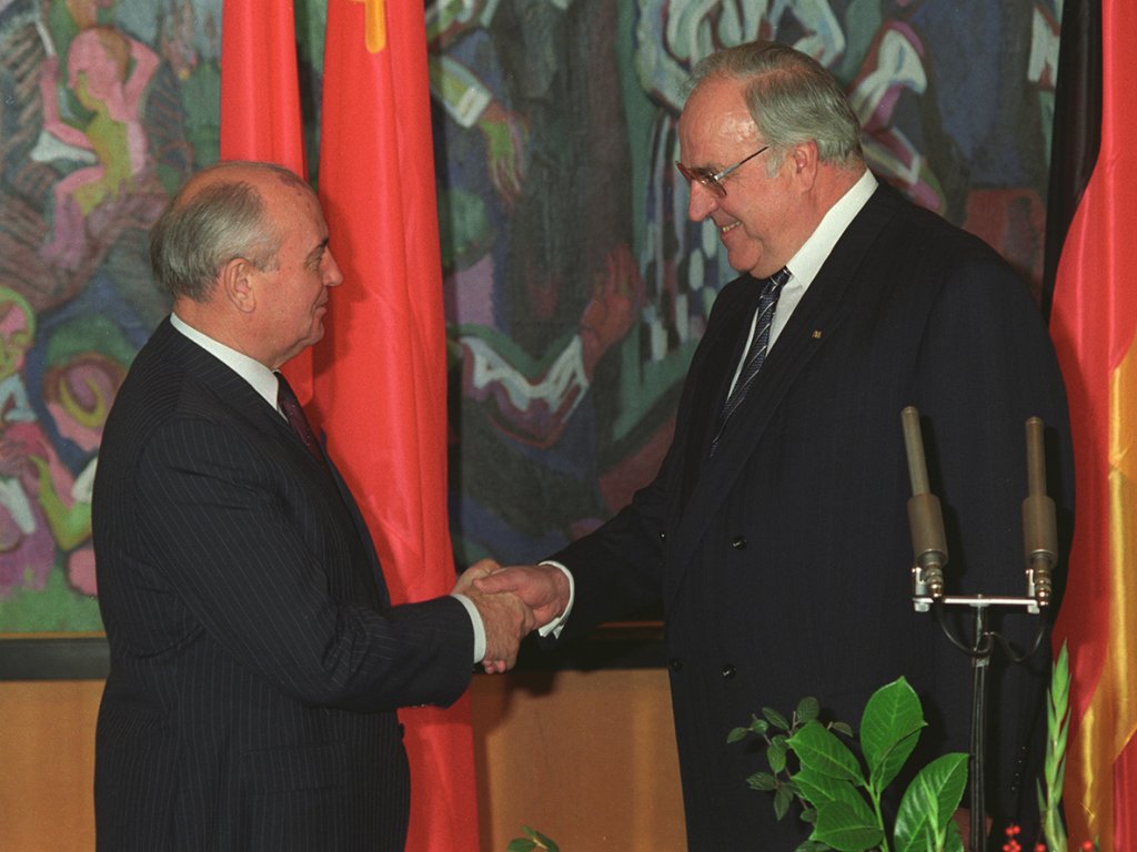 Michail Gorbatschow und Helmut Kohl: Im Oktober 1990 schließen die Bundesregierung und die Regierung der Sowjetunion ein Abkommen; Aufnahme 9. November 1990 Michail Gorbatschow und Helmut Kohl: Im Oktober 1990 schließen die Bundesregierung und die Regierung der Sowjetunion ein Abkommen