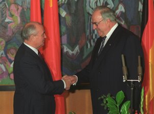 Michail Gorbatschow und Helmut Kohl: Im Oktober 1990 schließen die Bundesregierung und die Regierung der Sowjetunion ein Abkommen