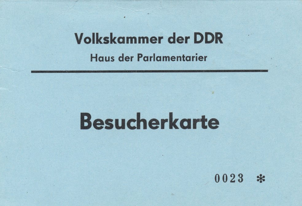 Die erste freigew&auml;hlte DDR-Volkskammer kommt am 28. September 1990 zu ihrer letzten Tagung zusammen - nicht nur die Besucher geben ihre Karte danach ab.
