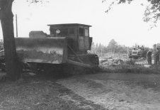 Durch eine Stahlplatte mit kleinen Sehlöchern ist das Führerhaus geschützt: Flucht mit einer Planierraupe von Staaken nach Spandau, 11. September 1966