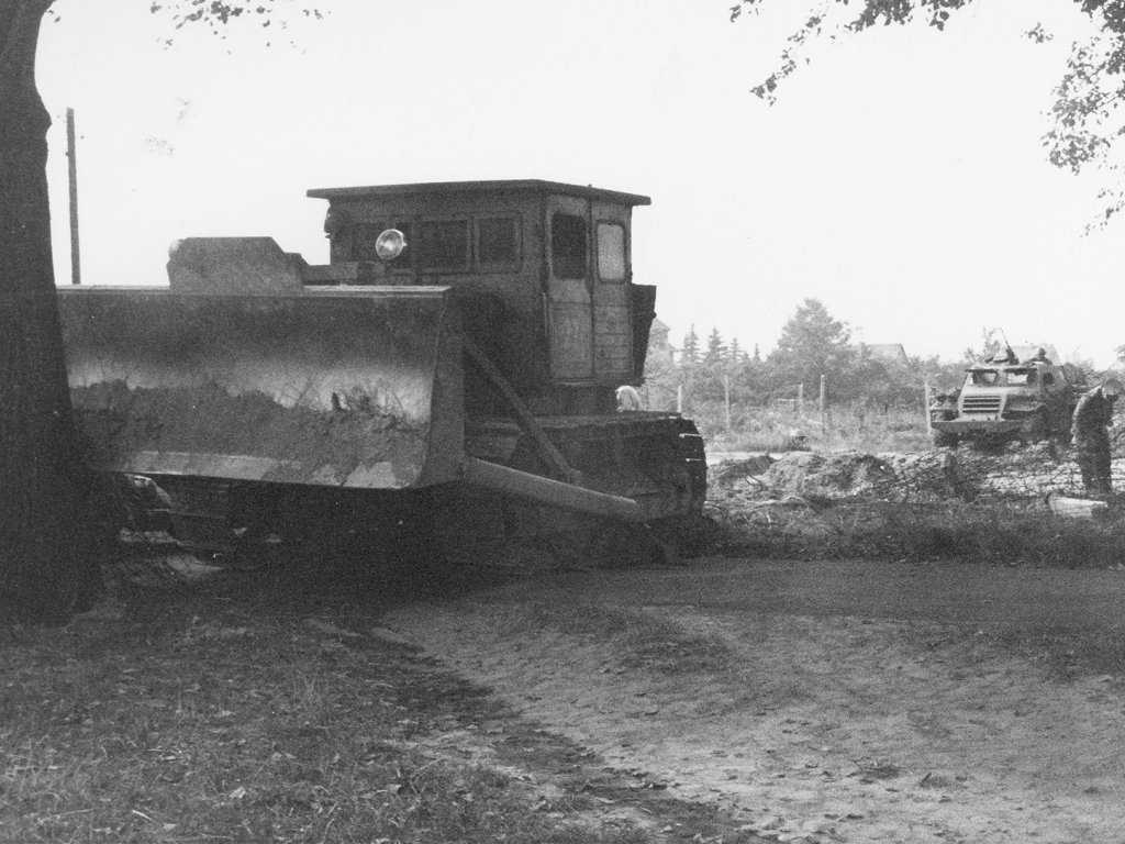 Durch eine Stahlplatte mit kleinen Sehlöchern ist das Führerhaus geschützt: Flucht mit einer Planierraupe von Staaken nach Spandau, 11. September 1966 Durch eine Stahlplatte mit kleinen Sehlöchern ist das Führerhaus geschützt: Flucht mit einer Planierraupe von Staaken nach Spandau, 11. September 1966