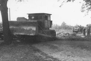Durch eine Stahlplatte mit kleinen Sehlöchern ist das Führerhaus geschützt: Flucht mit einer Planierraupe von Staaken nach Spandau, 11. September 1966
