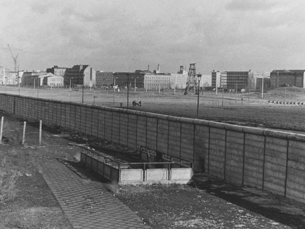 Berlin-Mitte, Potsdamer Platz: Mit mehr als 30 Schüssen verhindern Grenzsoldaten eine Flucht, 8. Februar 1967.