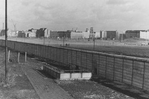 Berlin-Mitte, Potsdamer Platz: Mit mehr als 30 Schüssen verhindern Grenzsoldaten eine Flucht, 8. Februar 1967.
