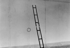 Einschussstelle einer aus 390 Meter Entfernung abgefeuerten Kalaschnikow-Kugel unmittelbar neben der Leiter: Gelungene Flucht mit einer Leiter von Berlin-Mitte nach Berlin-Wedding, 19. November 1986