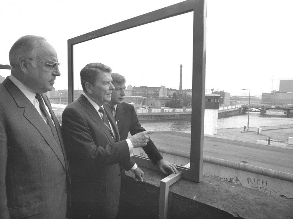 Helmut Kohl, Ronald Reagan und Eberhard Diepgen blicken nach Ost-Berlin, 12. Juni 1987