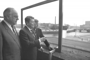 Helmut Kohl, Ronald Reagan und Eberhard Diepgen blicken nach Ost-Berlin, 12. Juni 1987