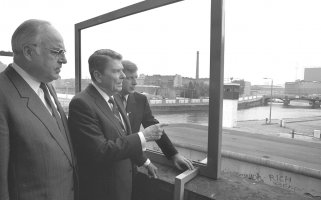 Helmut Kohl, Ronald Reagan und Eberhard Diepgen blicken nach Ost-Berlin, 12. Juni 1987